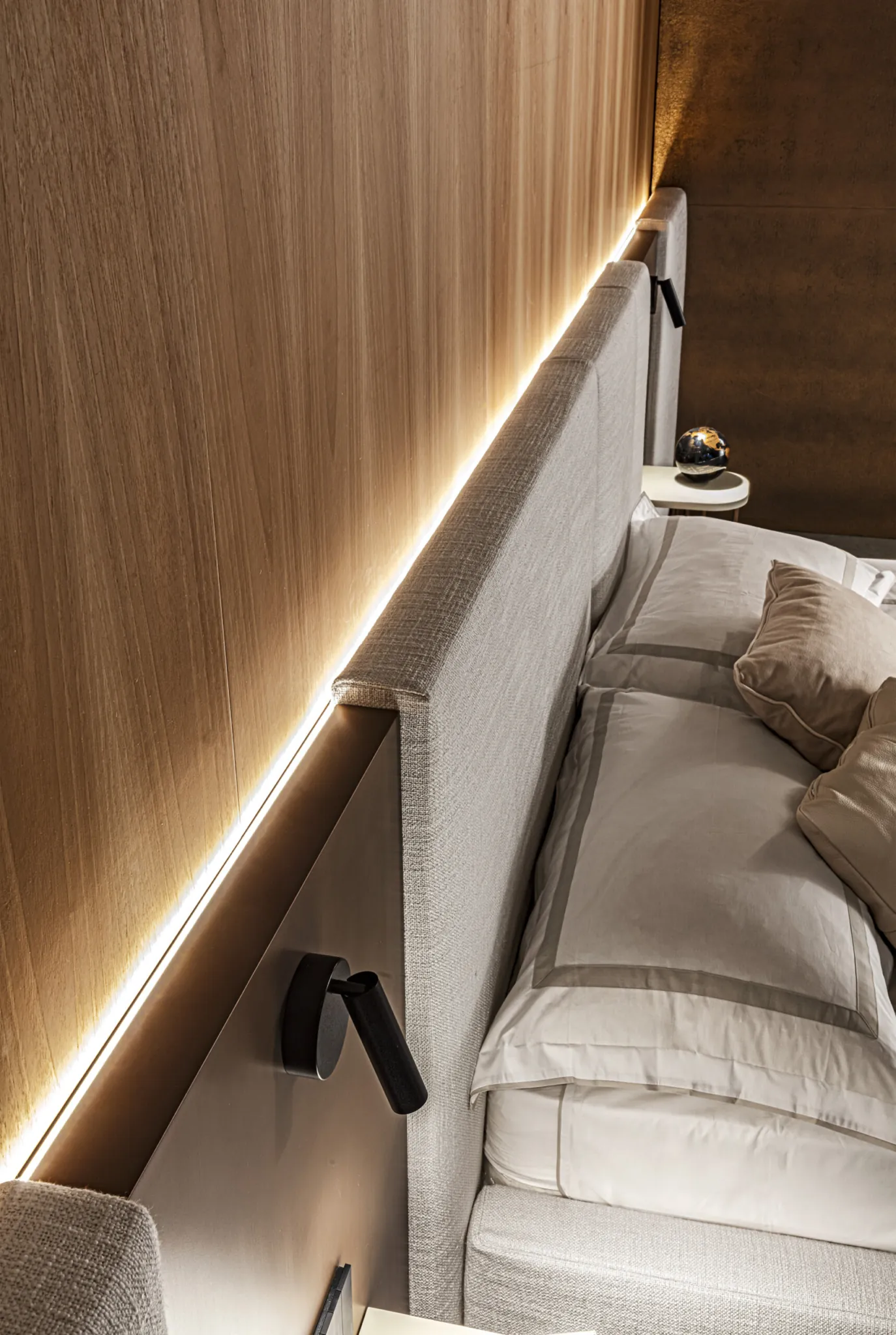 Meroni & Colzani Tricolore, a second view of the bed