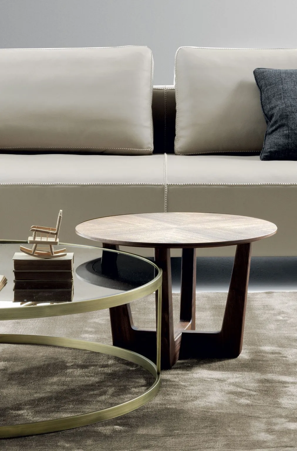 Meroni & Colzani Vitruvio, a second view of the coffee table